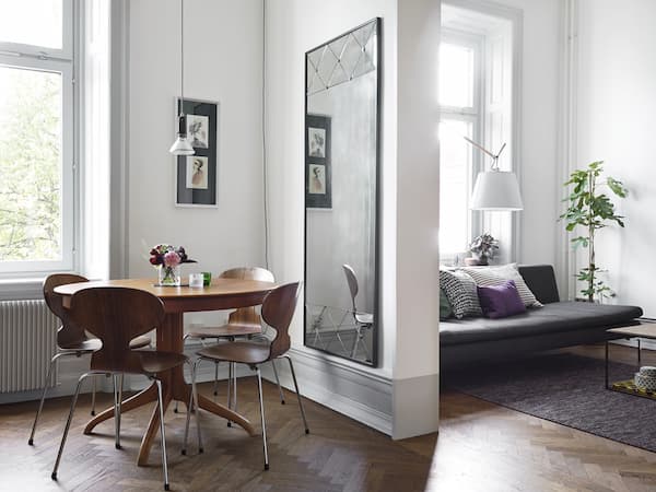 a mirror in a room