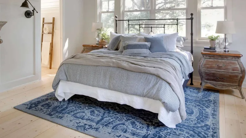 What Size Rug Under Queen Bed? All Solved
